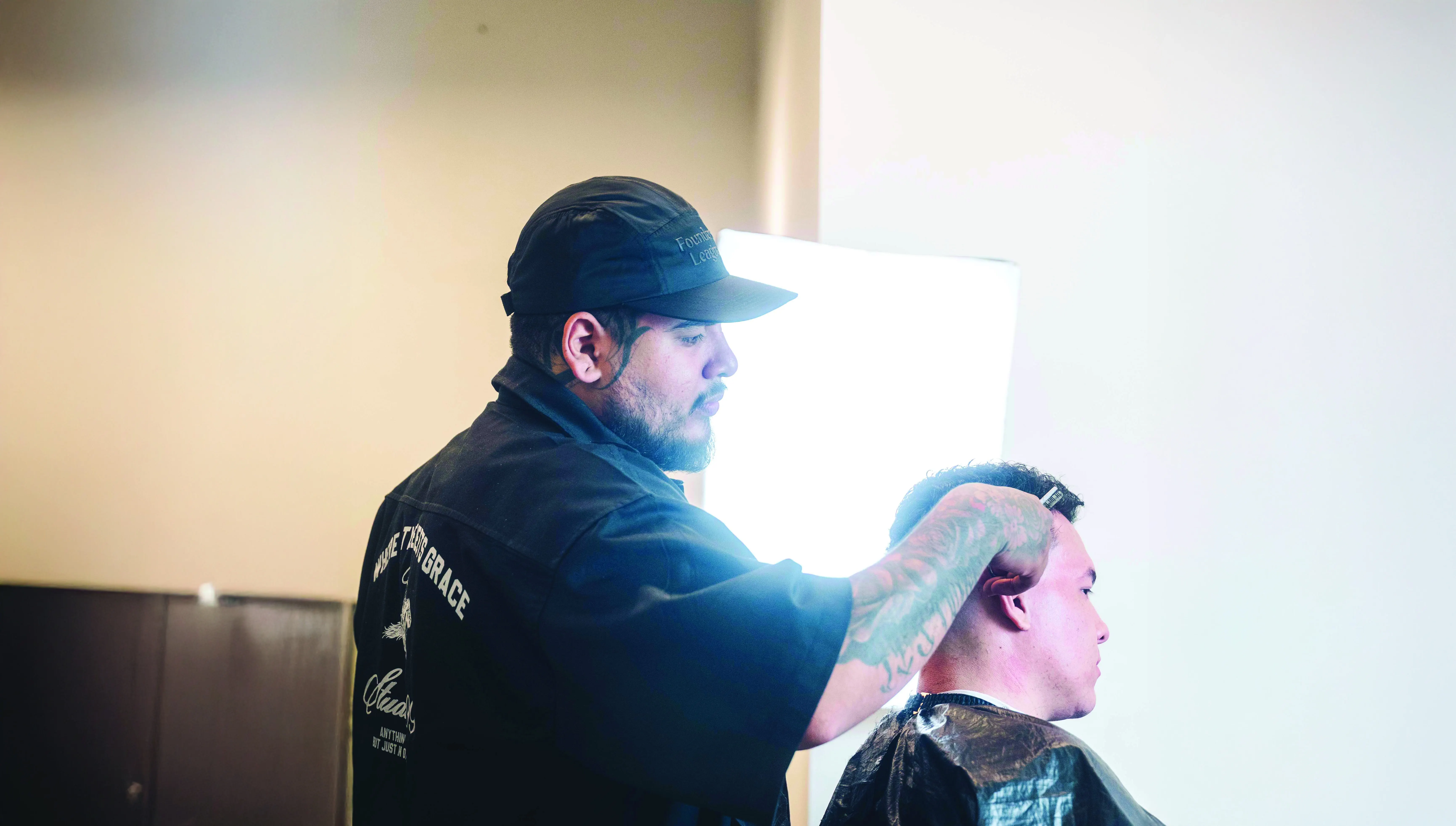 Barbero perfilando un corte con máquina en Studio 99